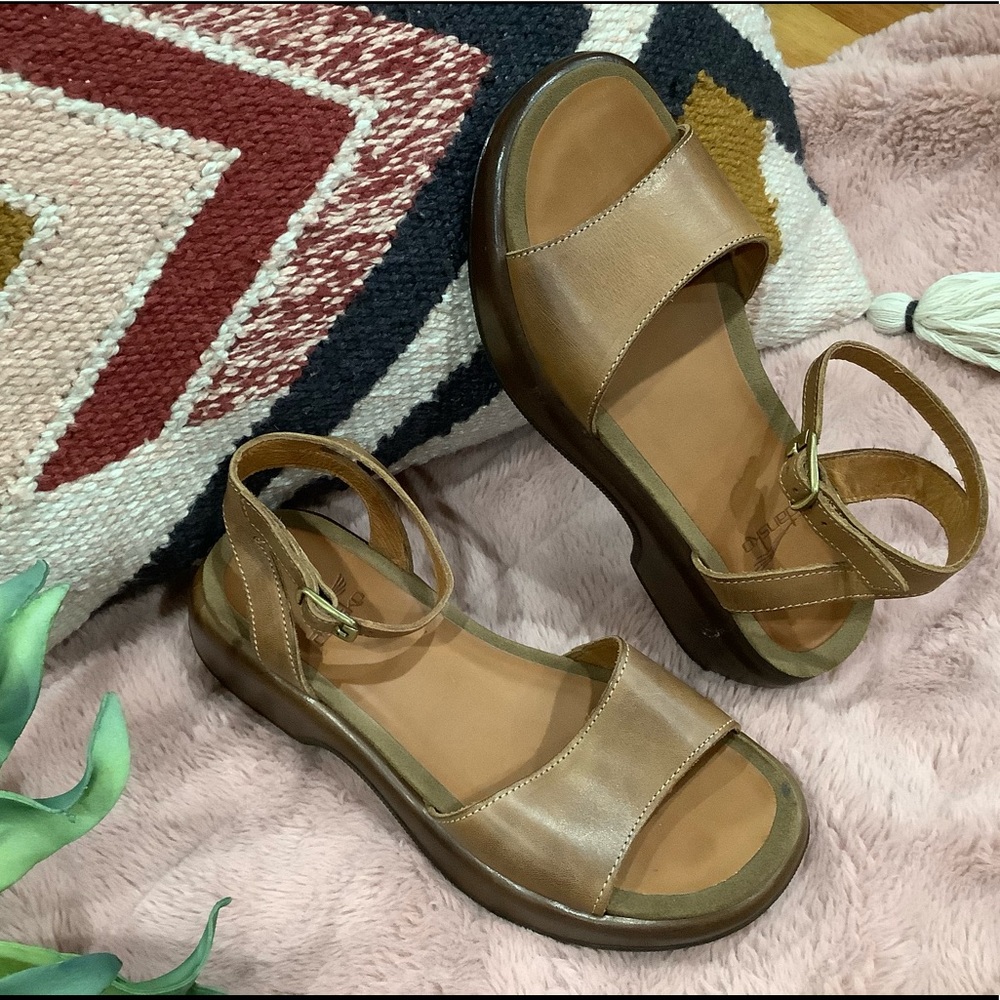 Dansko Lara Caramel Sandals Size 36
